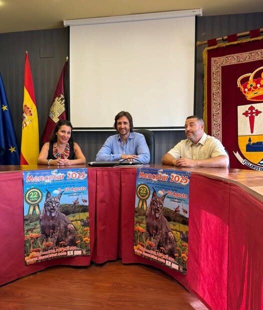 La concejala de festejos, cultura y turismo del Ayto de Villanueva de la Fuente con el alcalde de Villanueva de la Fuente y el director de la feria Mencatur