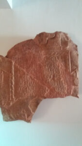 replica de una estela funeraria en arenisco rojiza